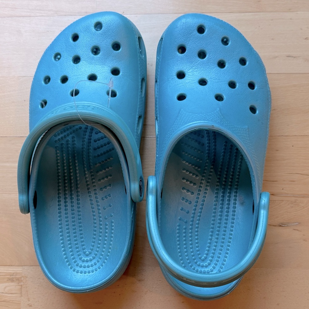 Women’s turquoise Clogs small 6-7 like new shoes